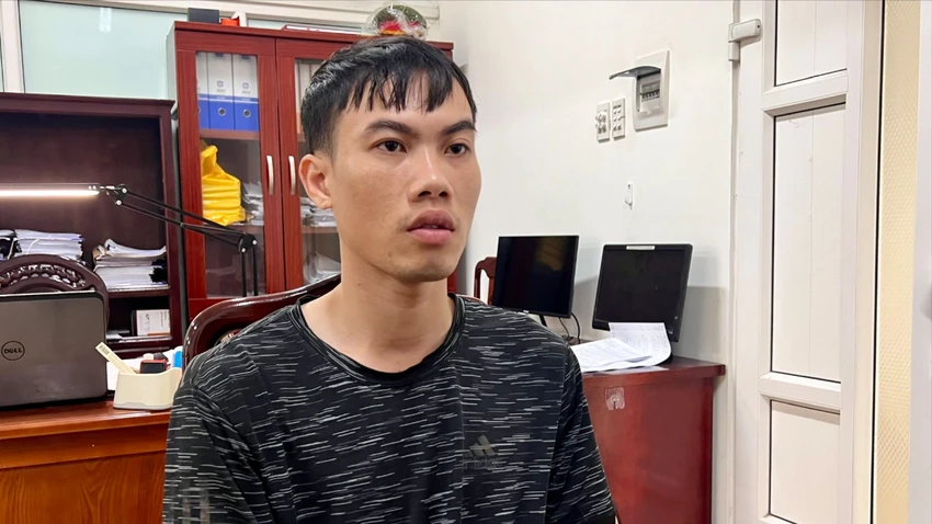 Nguyễn Cữu Quốc giết người, chuẩn bị áo quần bỏ trốn thì bị bắt.