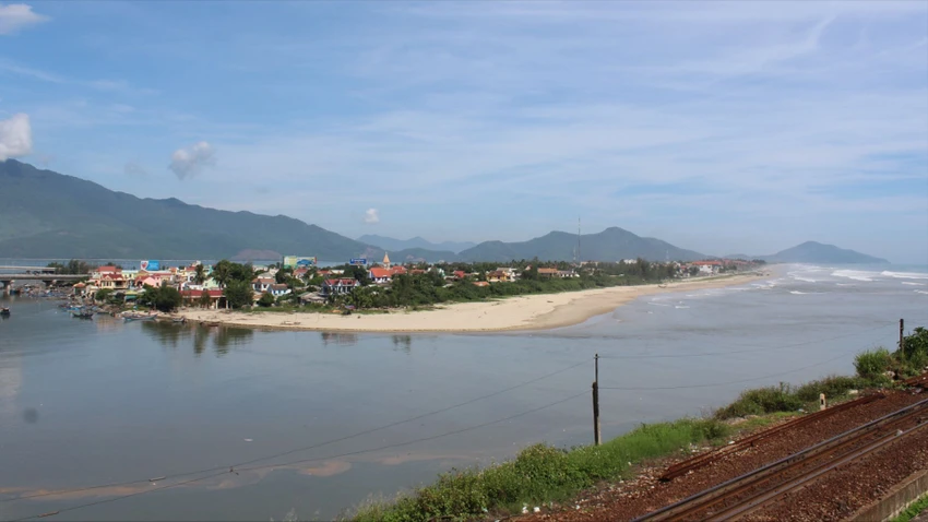 Đoàn tàu du lịch Huế - Đà Nẵng