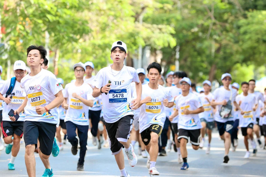 gan-15-000-nguoi-tham-gia-giai-chay-hoc-sinh-sinh-vien-2024-o-hue (2).jpg