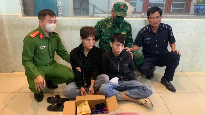 Bắt 2 nam thanh niên cùng 6.000 viên ma túy tổng hợp.
