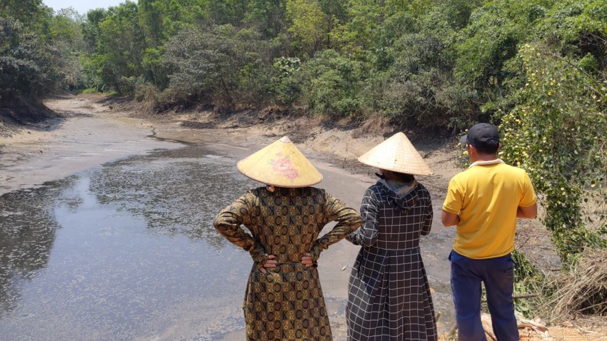 nguoi-dan-buc-xuc-vi-ca-chet-nghi-do-nuoc-thai-tu-trang-trai-heo (6).jpg