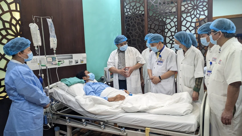 thu-thuong-tham-hoi-benh-nhan.jpg