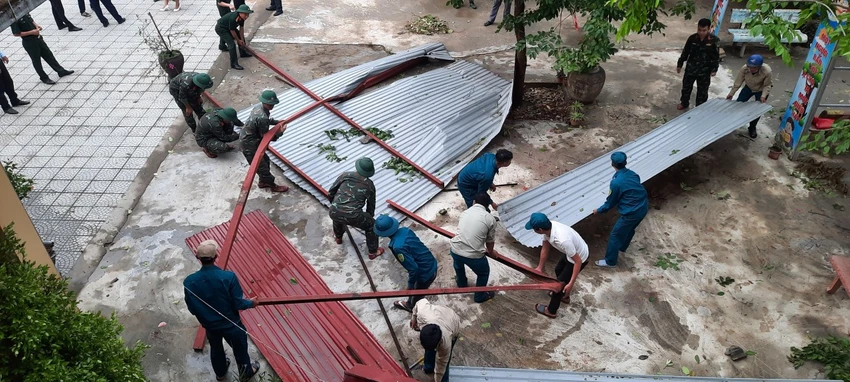 trường bị tốc mái