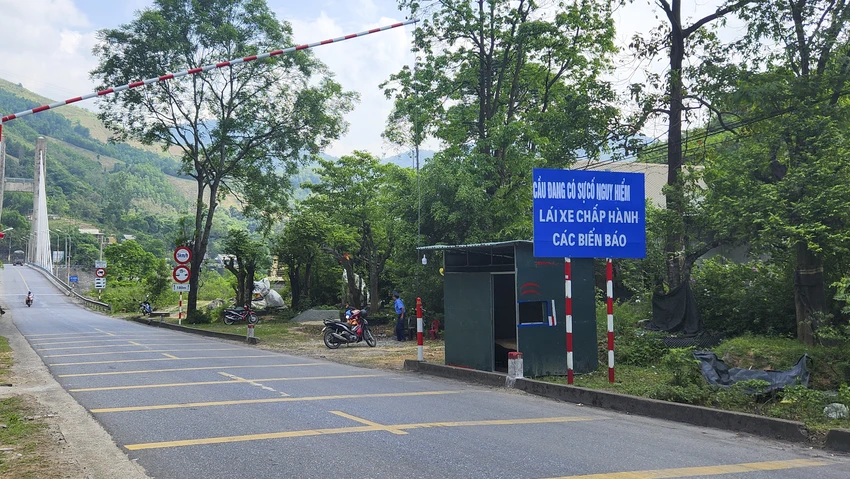 cau-treo-dakrong-noi-quoc-lo-9-di-lao-thai-lan-gap-su-co-6.jpg
