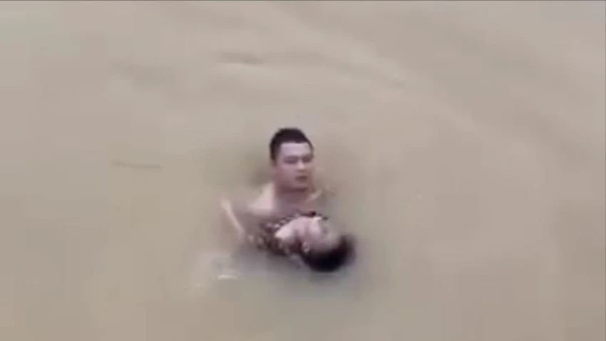 Cứu cháu bé bị đuối nước