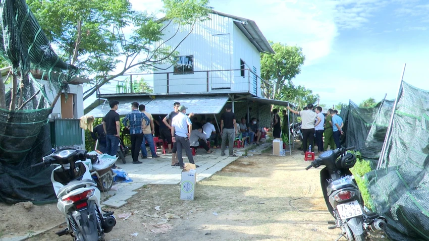 Ổ bạc ở hồ nuôi tôm trang bị cả máy đếm tiền để các con bạc sát phạt
