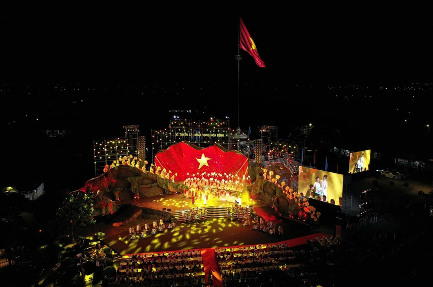 chuong-trinh-nghe-thuat-chinh-luan-dac-biet-ben-cau-hien-luong (2).jpg