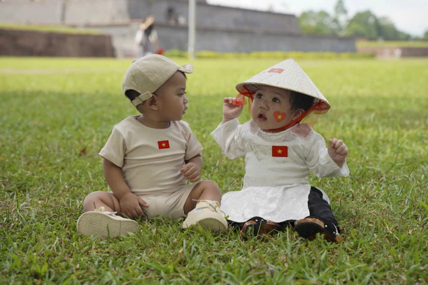 gioi-tre-xu-hue-chup-hinh-lan-toa-tinh-yeu-nuoc (14).jpg