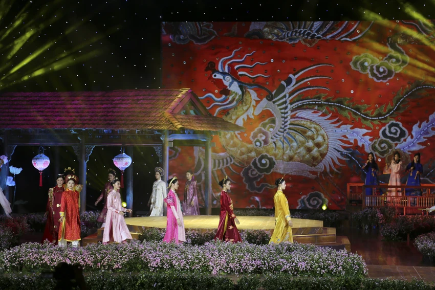 an-tuong-voi-dem-hoi-ao-dai-ben-song-huong-3.jpg