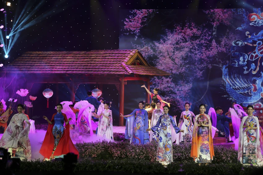 an-tuong-voi-dem-hoi-ao-dai-ben-song-huong-5.jpg