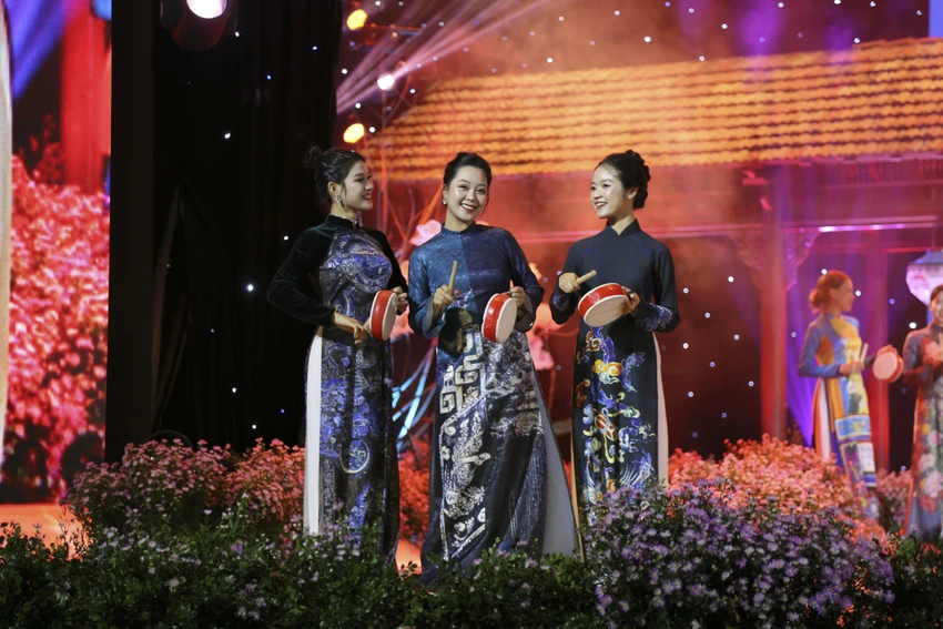 an-tuong-voi-dem-hoi-ao-dai-ben-song-huong-8.jpg