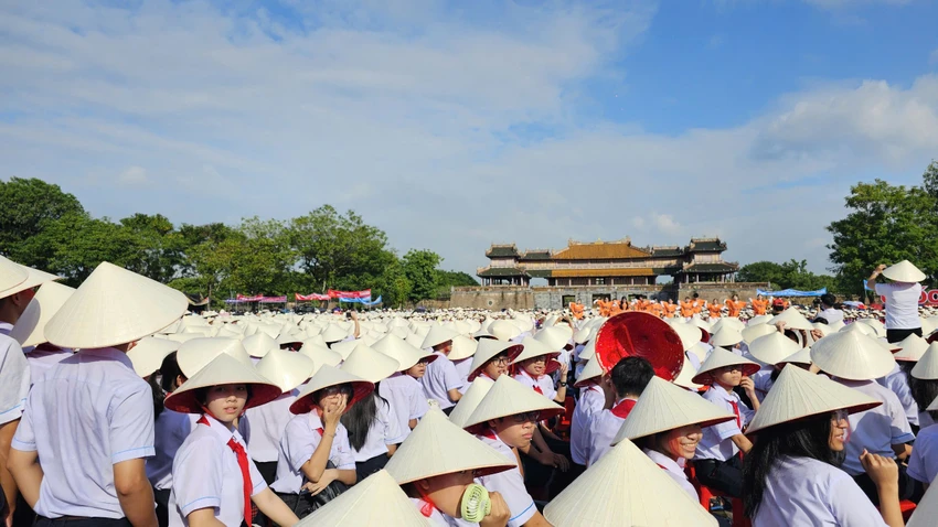 hang-nghin-nguoi-co-vu-tiep-lua-cho-cac-thi-sinh-olympia- (2).jpg