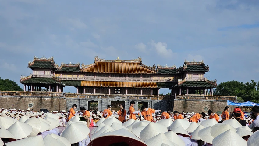 hang-nghin-nguoi-co-vu-tiep-lua-cho-cac-thi-sinh-olympia- (3).jpg