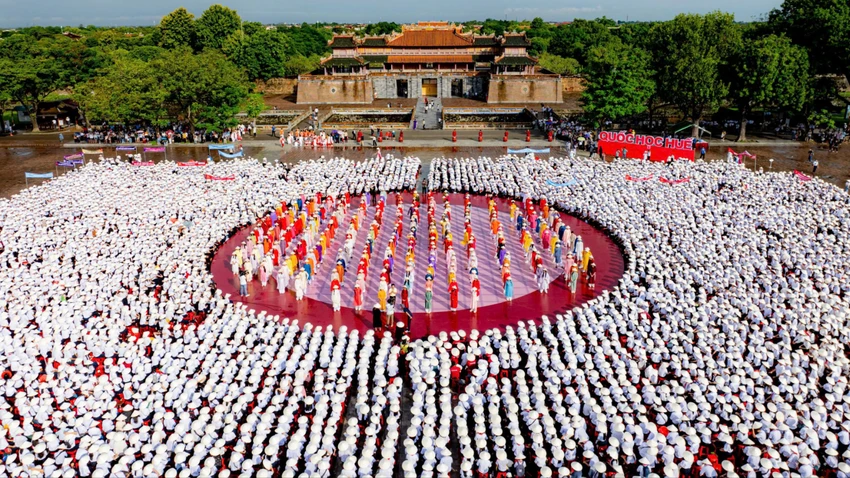 toan-canh-duong-len-dinh-olympia.jpg