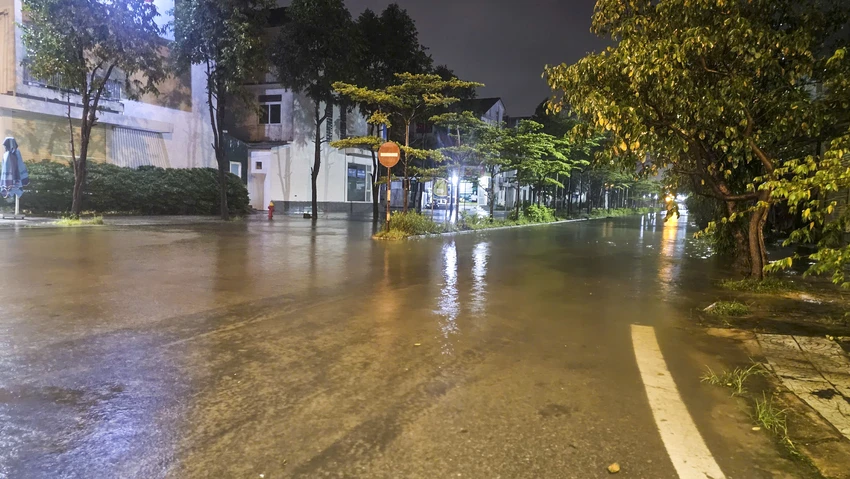 Nhiều nơi ở Huế bị ngập trong đêm