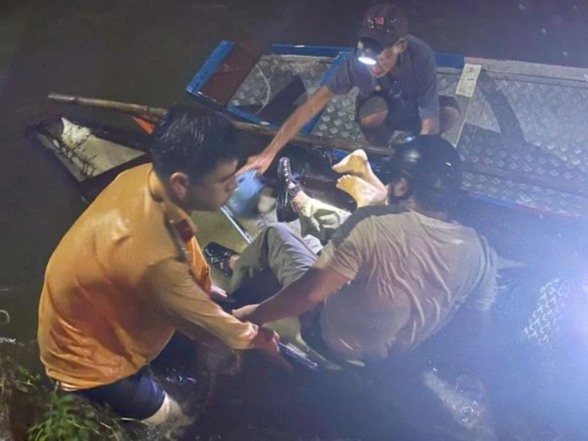 bị ngã xuống nơi nước sâu