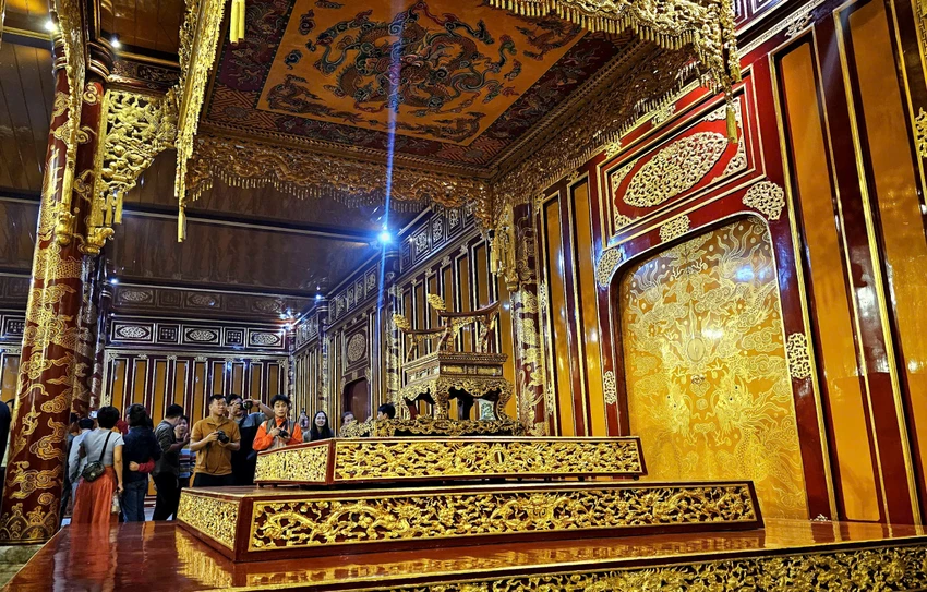 lung-linh-noi-13-vi-vua-nguyen-dang-quang-vua-mo-cua-don-khach-sau-trung-tu (22).jpg