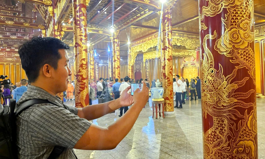 lung-linh-noi-13-vi-vua-nguyen-dang-quang-vua-mo-cua-don-khach-sau-trung-tu (26).jpg