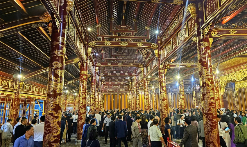 lung-linh-noi-13-vi-vua-nguyen-dang-quang-vua-mo-cua-don-khach-sau-trung-tu (31).jpg