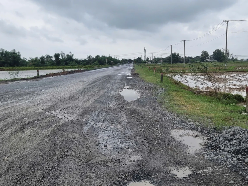 sua-chua-tuyen-duong-hon-3km-bi-xe-trong-tai-lon-cay-nat (3).jpg