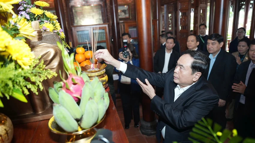 chu-tich-quoc-hoi-tran-thanh-man-tham-tang-qua-nguoi-co-cong-tai-hue.jpg