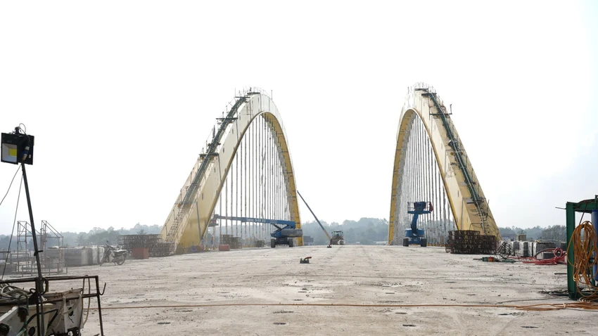 cầu vượt sông Hương
