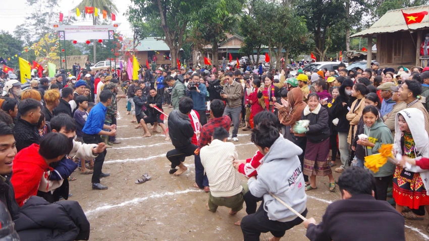 tang-nhieu-suat-qua-cho-dong-bao-mien-nui-quang-tri-truoc-them-nam-moi (3).jpg