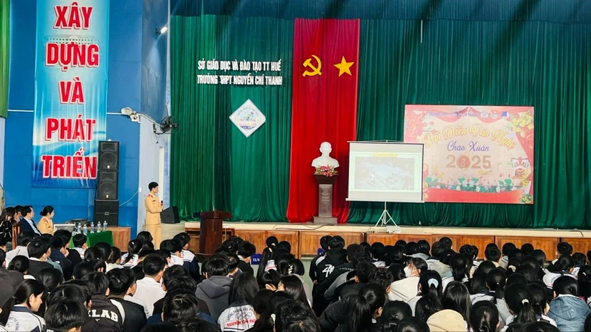 cong-an-ho-tro-xang-xe-nuoc-uong-cho-nguoi-ve-que-an-tet (8).jpg