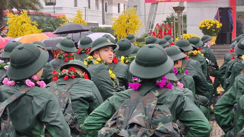quang-tri-doi-mua-tien-1-000-thanh-nien-len-duong-ngap (20).jpg