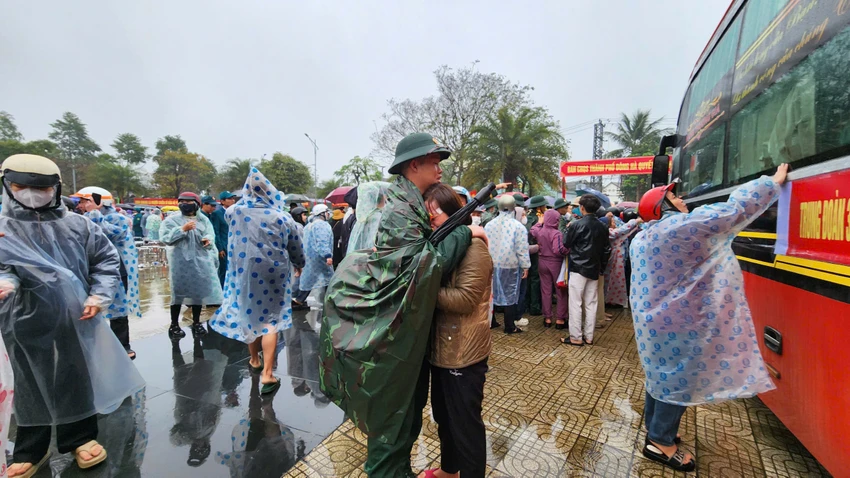 quang-tri-doi-mua-tien-1-000-thanh-nien-len-duong-ngap (7).jpg