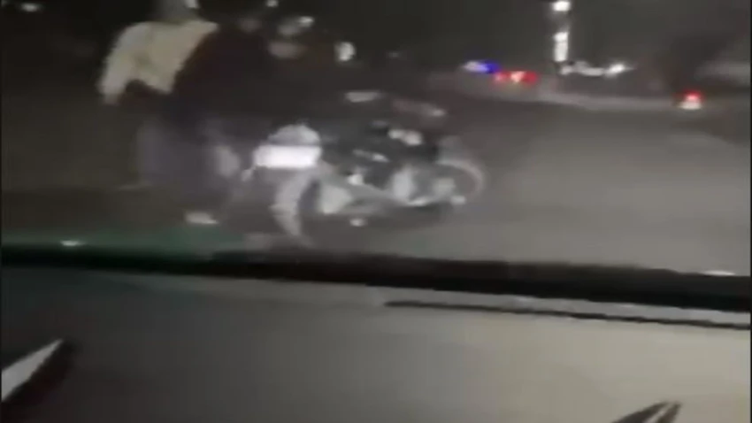 đập phá xe taxi