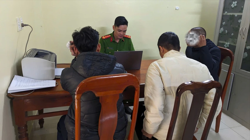 đập phá xe taxi
