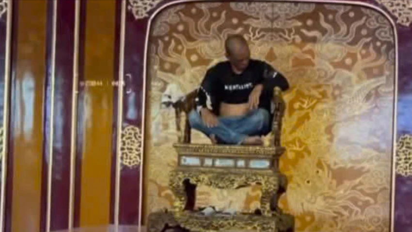 clip-khong-che-nguoi-dan-ong-ngoi-len-ngai-vang-trong-dai-noi-hue.jpg