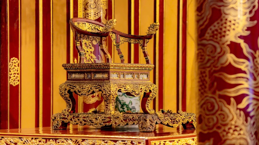 phá hoại ngai vua ở điện thái hòa