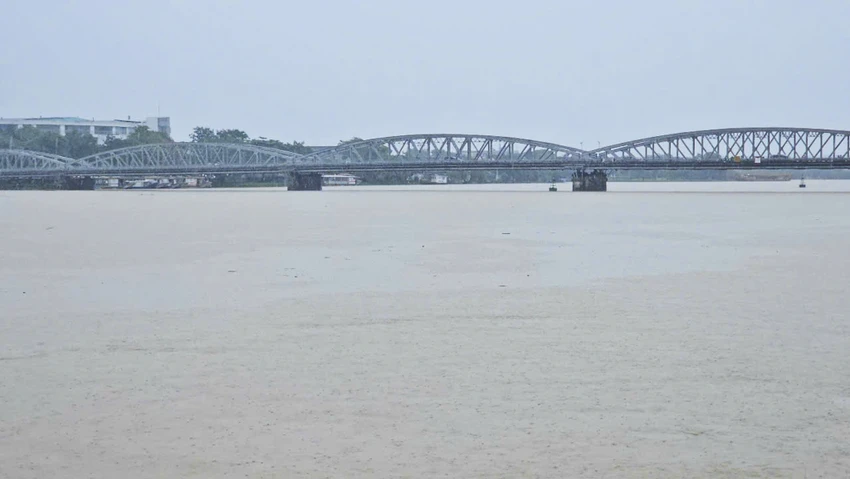 bon-be-xu-hue-ngap-sau-trong-nuoc-lu-trai-mua (14).jpg