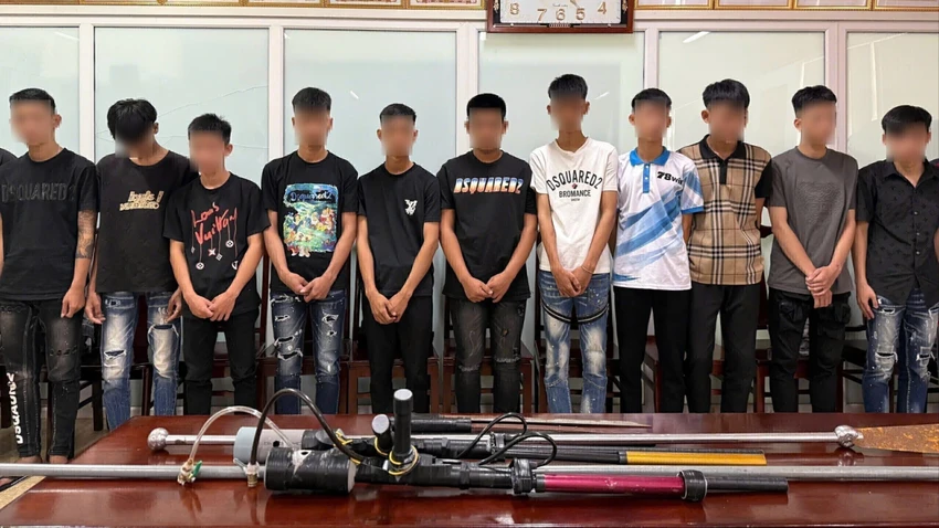 Nhóm thanh thiếu niên cầm kiếm dạo phố, quay clip 'làm màu' trên TikTok