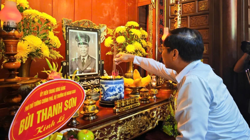 pho-thu-tuong-dang-huong-tuong-niem-dai-tuong-le-duc-anh-tham-gia-dinh-chinh-sach-tai-hue.jpg