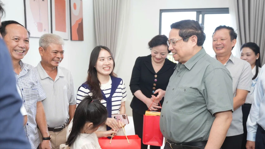 thu-tuong-pham-minh-chinh-tham-cay-cau-moi-qua-song-huong-va-du-an-nha-o-xa-hoi-tai-hue.jpg