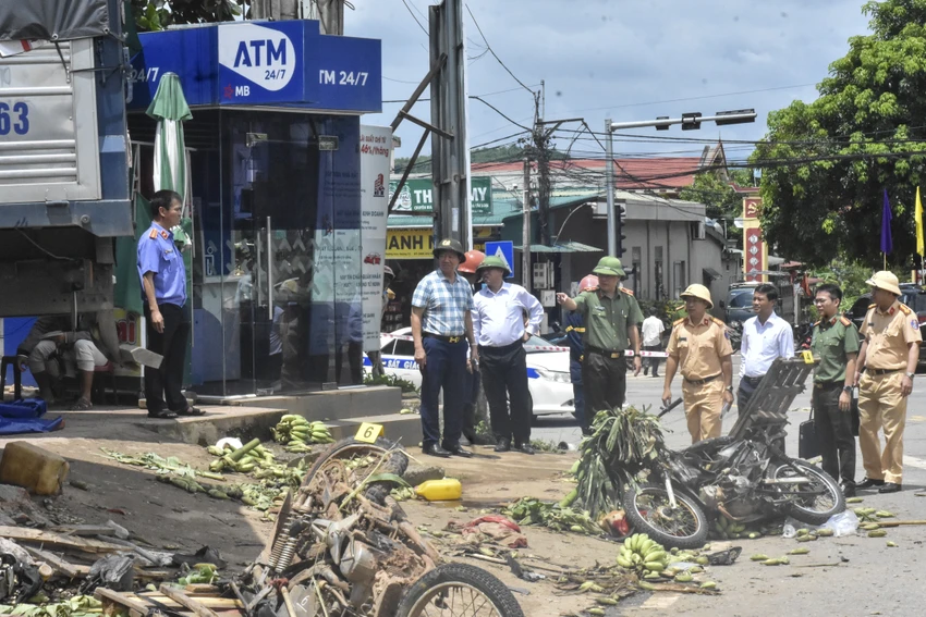 xe tải lao vào chợ