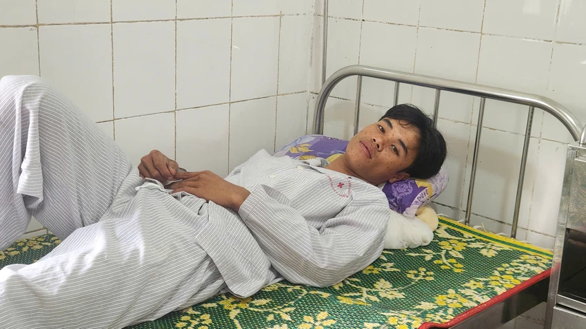 xe tải lao vào chợ