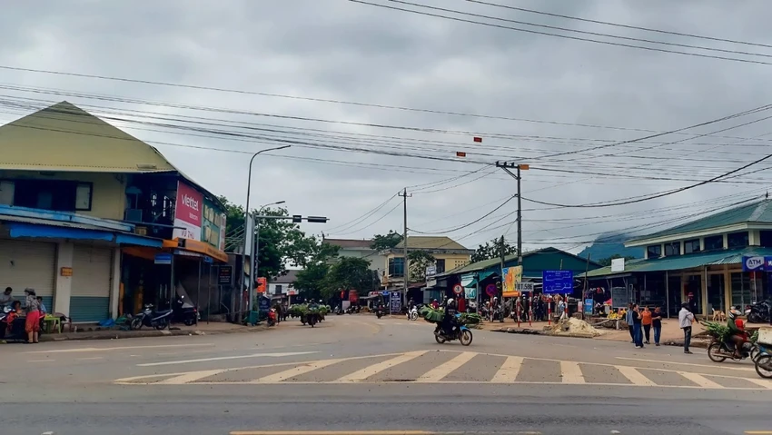 sau-vu-xe-tai-tong-3-nguoi-chet-hang-tram-nong-dan-duoc-dua-den-diem-ban-chuoi-an-toan (4).jpeg