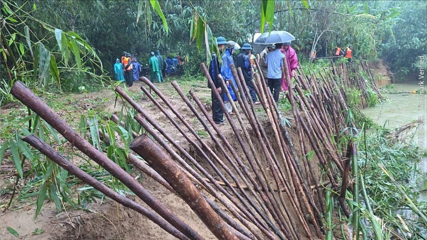 bờ sông bị sạt lở