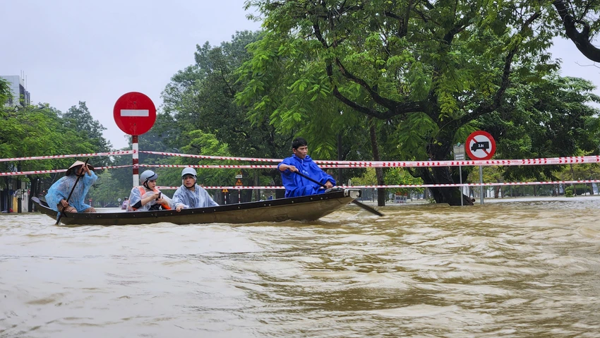 Nước lũ ở Huế dâng cao khiến tuyến đường Lê Duẩn, Trần Hưng Đạo phía Nam cầu Phú Xuân ngập khoảng 1m. Ảnh: NGUYỄN DO