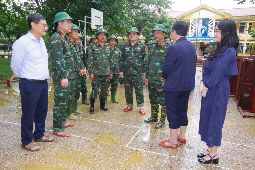 tu-lenh-quan-khu-4-kiem-tra-dong-vien-bo-doi-giup-dan-khac-phuc-hau-qu (25).jpg