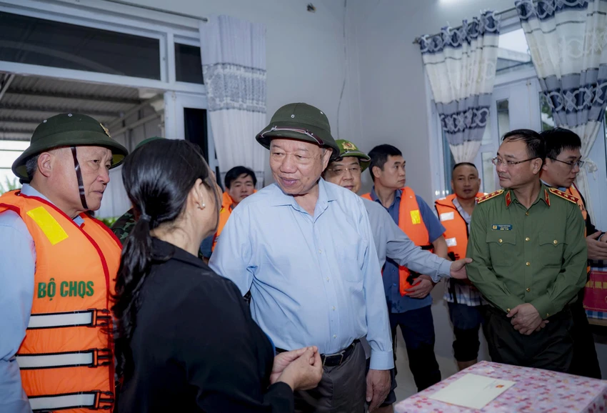 tong-bi-thu-to-lam-tham-tang-qua-nguoi-dan-bi-anh-huong-do-mua-lu-o-hue (3).jpg