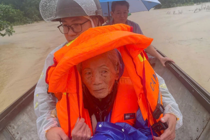 lu-moi-chong-hai-lu-cu-nguoi-dan-hue-lai-met-moi-don-dep-so-tan (2).jpg