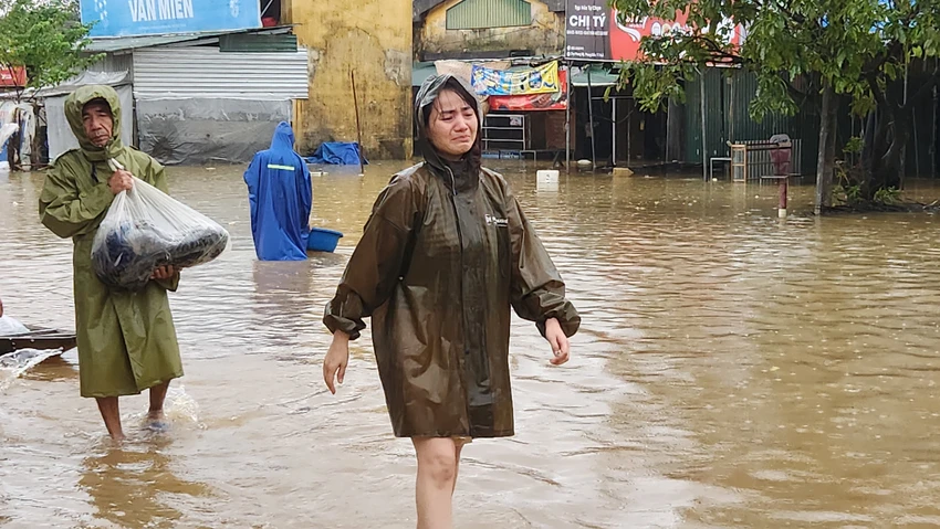 lu-ngap-noc-cho-100-tieu-thuong-bat-khoc-nhin-tai-san-chim-trong-nuoc-1.jpg