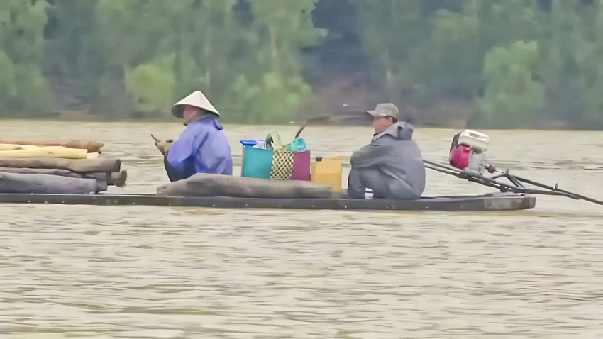 muu-sinh-ben-mieng-ha-ba-nguoi-dan-cheo-ghe-vot-cui-giua-ho-thuy-dien (3).jpg