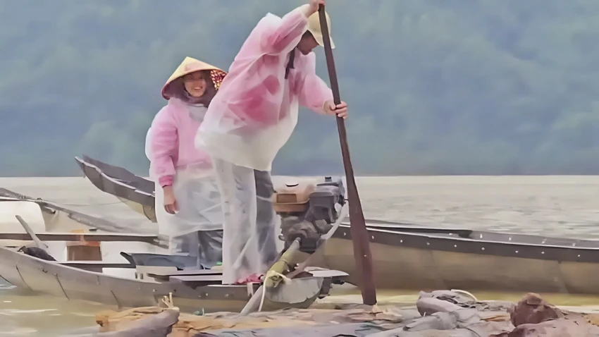 muu-sinh-ben-mieng-ha-ba-nguoi-dan-cheo-ghe-vot-cui-giua-ho-thuy-dien (4).jpg