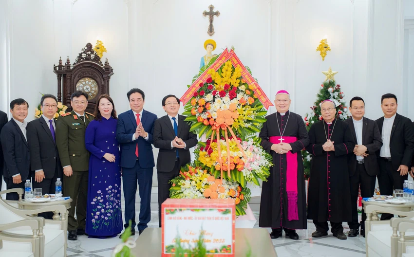 pho-thu-tuong-ho-quoc-dung-kiem-tra-xay-dung-nha-trong-chien-dich-quang-trung-o-hue (10).jpg